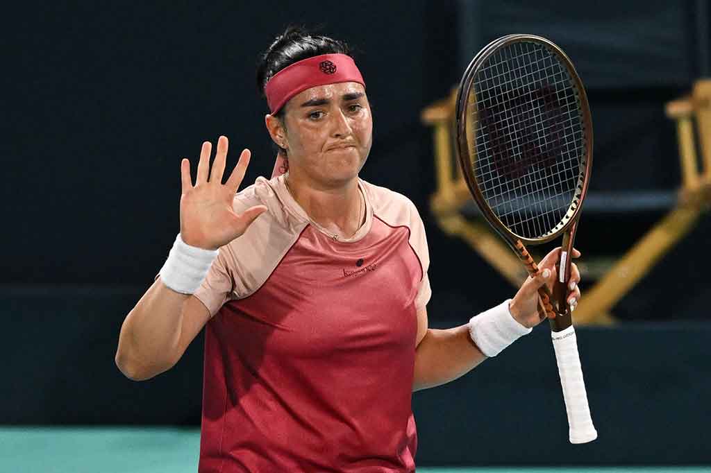 Dalam pertemuan pertama mereka turnamen di WTA level 500 itu, unggulan kedua Jabeur membutuhkan waktu satu jam 18 menit untuk mengalahkan juara US Open 2021 Raducanu pada pertarungan babak kedua.