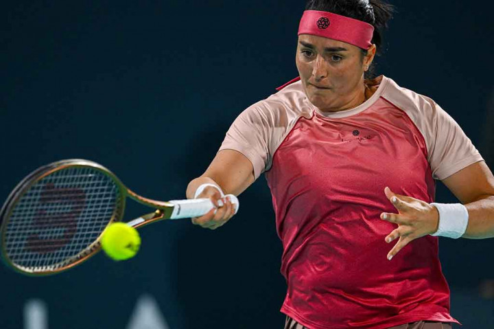 Jabeur unggul head to head 2-1 atas Haddad Maia, tetapi petenis Brasil itu memenangi pertemuan terakhir mereka di perempat final Roland Garros 2023.