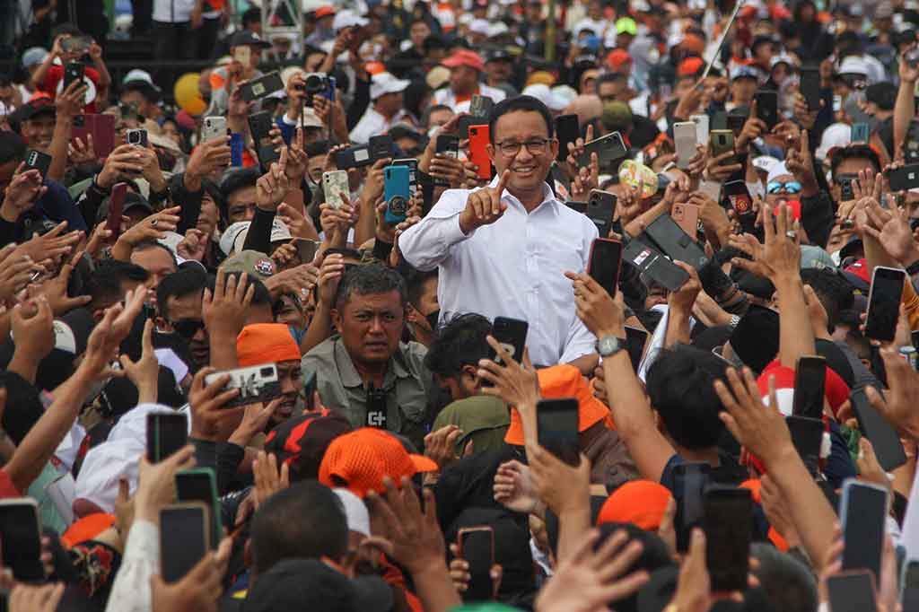 Capres nomor urut 1 Anies Baswedan menyapa pendukungnya saat kampanye akbar di Stadion Jaya Raya, Garut, Jawa Barat, Kamis, 8 Februari 2024.