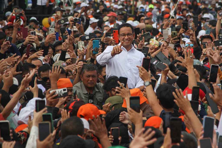 Capres nomor urut 1 Anies Baswedan menyapa pendukungnya saat kampanye akbar di Stadion Jaya Raya, Garut, Jawa Barat, Kamis, 8 Februari 2024.