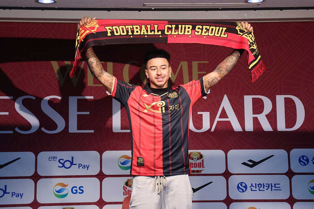 Mantan gelandang Manchester United dan Inggris Jesse Lingard resmi menandatangani kontrak dengan FC Seoul Korea Selatan pada hari Kamis, 8 Februari 2024. Pemain berusia 31 tahun itu sudah tanpa klub sejak meninggalkan Nottingham Forest pada akhir kontraknya musim panas lalu.