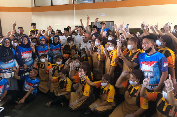 Usai kampanye akbarnya di Garut, Jawa Barat, Anies Baswedan menyambangi salah satu pabrik produksi unggulan garut, yakni dodol. Setibanya di pabrik dodol Picnic, Anes langsung disambut ratusan massa simatisan, partai pendukung, hingga karyawan pabril dodol.