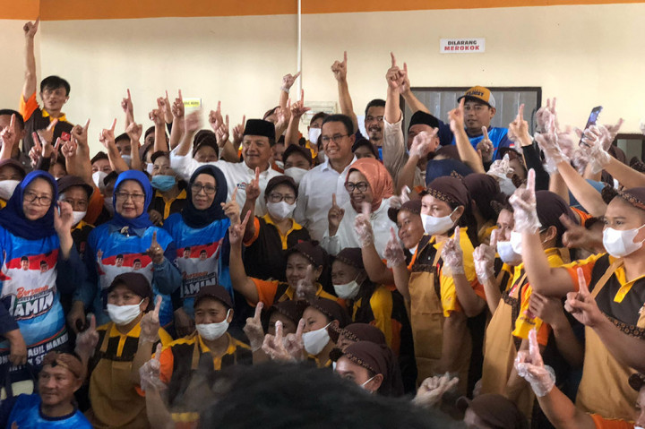 Di lokasi tersebut, Anies bersama sang istri Fery Farhati langsung melihat produksi olah dodol Garut yang selama ini mempunyai pasar nasional hingga mancanegara.