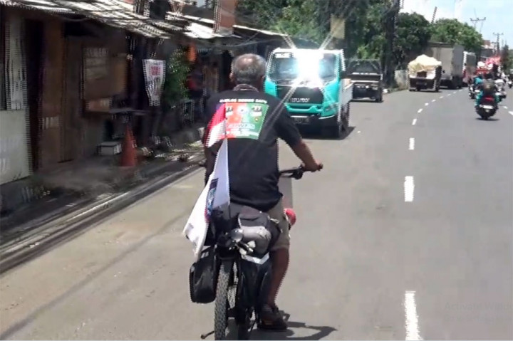 Lantaran sulit mendapatkan transportasi untuk menghadiir kampanye akbar AMIN di Jakarta International Stadium (JIS), seorang pria paruh baya asal Cirebon, Jawa Barat rela mengayuh sepeda hingga ratusan kilometer untuk sampai ke Jakarta.
