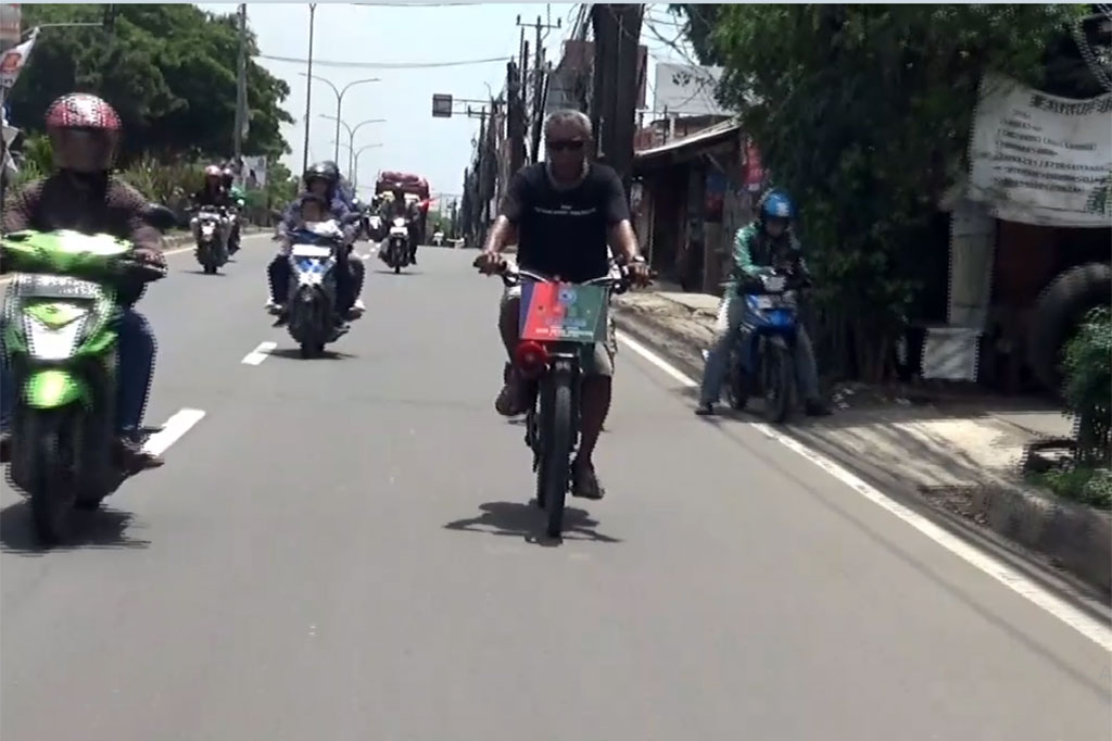 Rifki Hamdan, 53, yang nekad mengayuh sepeda kesayangannya seorang diri berangkat dari Cirebon sejak Senin, dan baru memasuki wilayah Kabupaten Bekasi, Jawa Barat dengan melintasi jalan pantura.