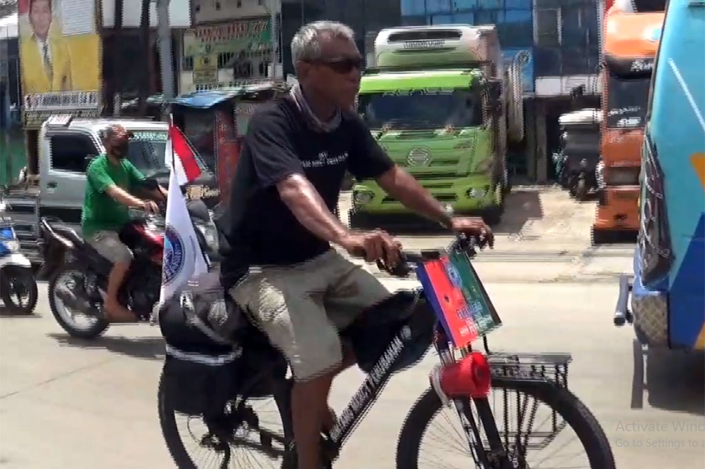 Dia rela mengayuh sepeda ratusan km, karena banyak rombongan relawan dan masyarakat di kota asalnya kesulitan untuk mendapatkan harga sewa bus yang murah. Menurutnya, saat ini tarif sewa bus tiba-tiba naik hingga dua kali lipat. Khawatir tidak bisa berangkat karena sulitnya transportasi, Rifki kemudian nekat berangkat menggunakan sepeda.