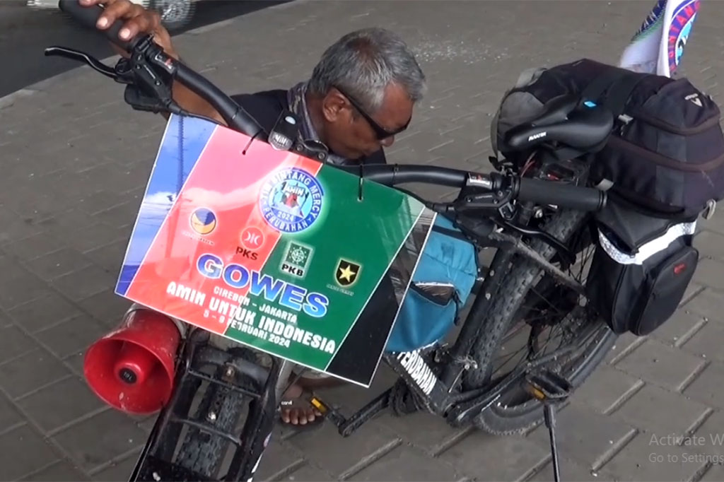 Aksi Rifki pun banyak mendapat dukungan positif dari sejumlah warga maupun mengendara yang melintas. Tak sedikit warga yang memberikan semangat kepada Rifki.