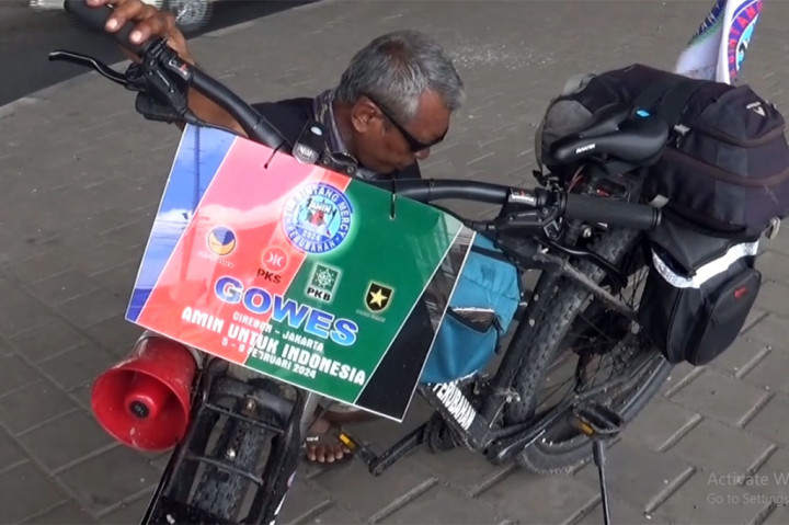 Aksi Rifki pun banyak mendapat dukungan positif dari sejumlah warga maupun mengendara yang melintas. Tak sedikit warga yang memberikan semangat kepada Rifki.