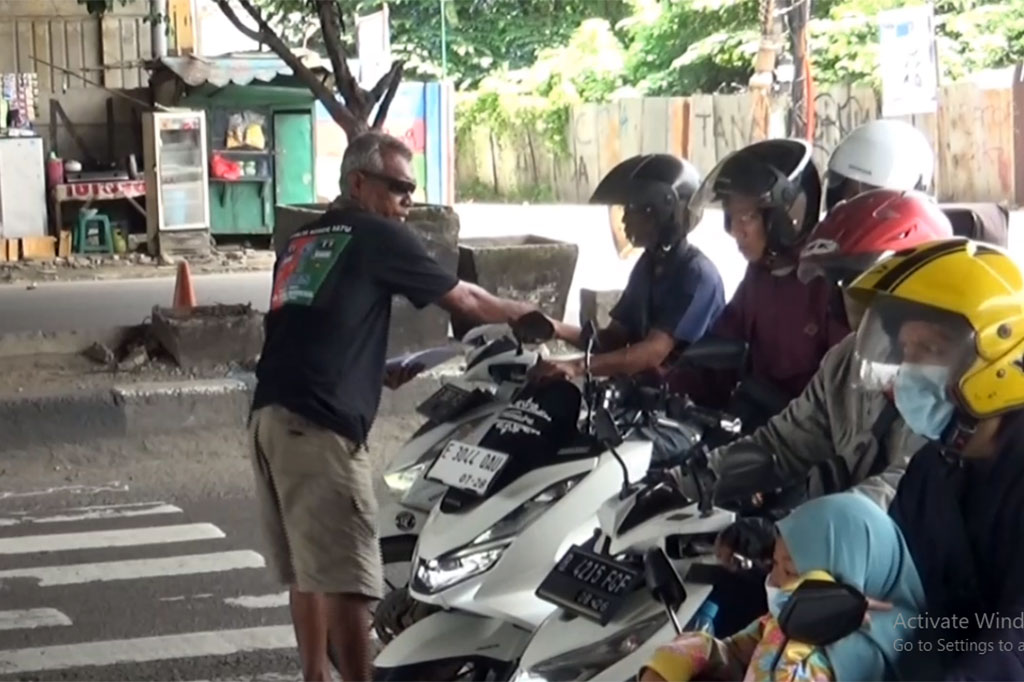 Sepanjang perjalanan yang dia lalui, Rifki juga terus mensosialisasikan pasangan AMIN, di antaranya dengan memutar lagu-lagu kemenangan AMIN, serta membagikan foto pasangan capres-cawapres nomor urut 1 ke sejumlah warga yang dia temui.