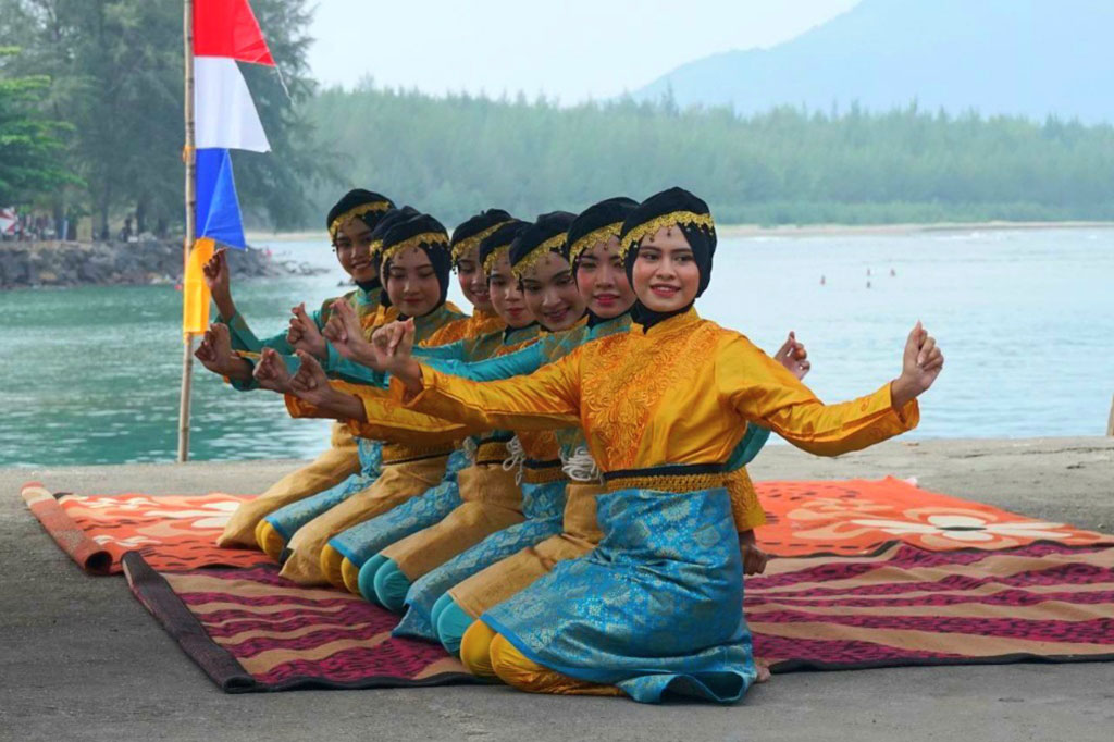 Pantauan Medcom.id di lokasi, kegiatan khanduri laot tersebut dihadiri oleh para nelayan, pejabat pemerintahan Kota Banda Aceh dan para anak yatim serta masayarakat. Dalam acara tersebut pihaknya memasak kuah beulangong untuk dimakan bersama-sama ditemani dengan tarian tarek pukat.