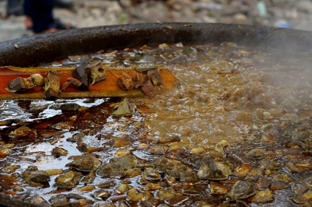 Ratusan warga silih berganti berdatangan untuk menikmati hidangan kuah beulangong yang berpadu dengan lauk pauk lainnya.