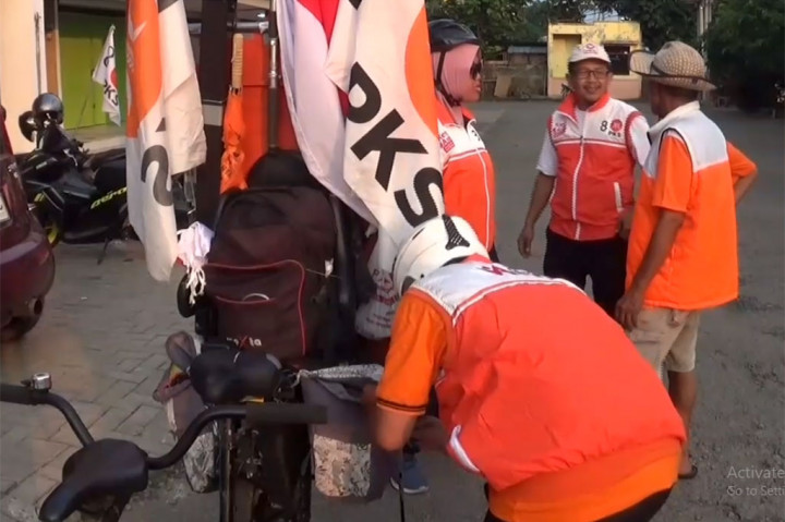 Pasangan suami-istri asal Yogyakarta ini nekad mengayuh sepeda dari Yogyakarta menuju Jakarta untuk mengkampanyekan pasangan capres-cawapres nomor urut 1 Anies Baswedan-Muhaimin Iskandar.