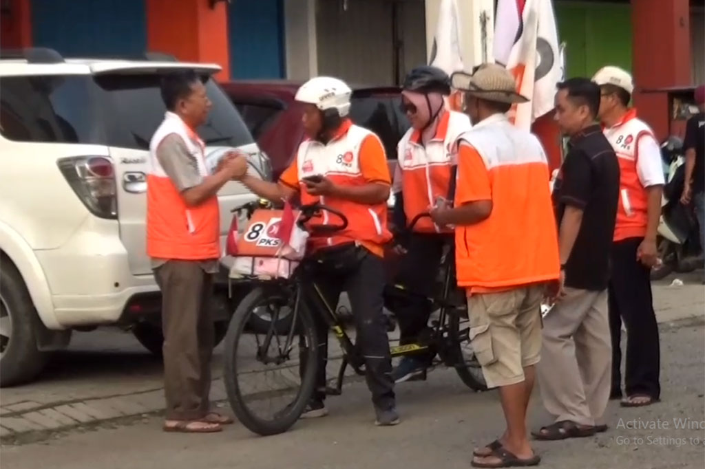Sepanjang perjalanan menuju Ibu Kota, mereka terus mensosialisasikan pasangan AMIN serta memotifasi masyarakat untuk menghadiri kampanye akbar di Jakarta International Stadium Jakarta, Sabtu, 10 Februari 2024.