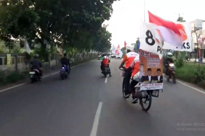 Ari Yulianto dan Cahyani Trisnawati, rela menempuh berjalan ratusan kilometer dan memakan waktu berhari-hari demi mengkampanyekan pasangan AMIN. Mereka bertolak dari Yogyakarta pada 3 Februari 2024, dan memasuki Bekasi pada Kamis, 8 Februari petang.