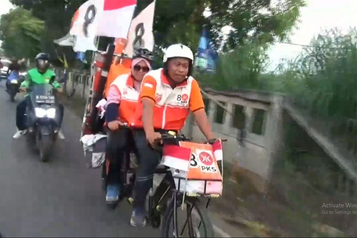 Rencananya, Ari dan Cahyani akan tiba di Jakarta pada Sabtu, untuk mengikuti kampanye akbar di JIS. Sepanjang perjalanan mereka terus mensosialisasikan pasangan AMIN sembari memutar lagu-lagu kemenangan Anies-Cak Imin.