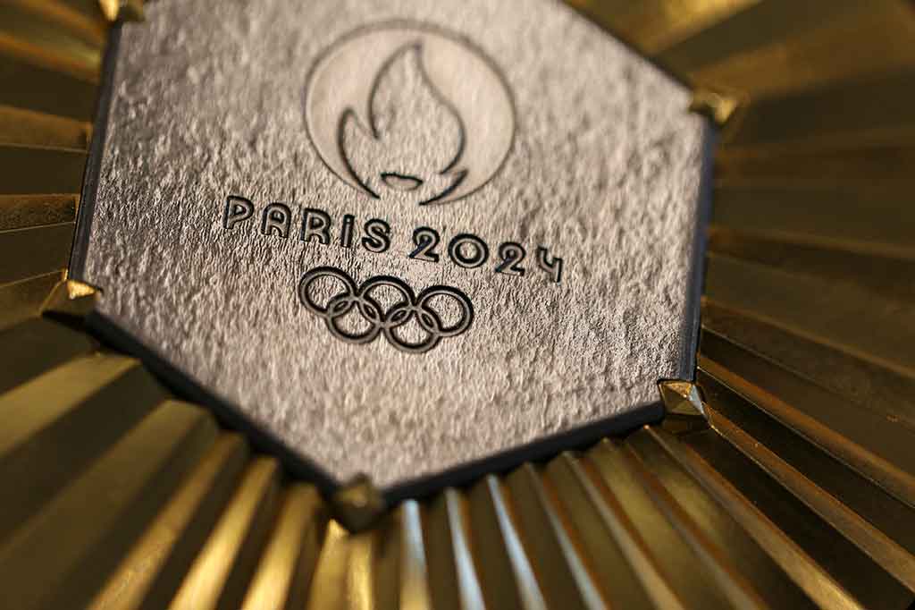 Penyelenggara Olimpiade dan Paralimpiade Paris mengumumkan sebanyak 5.084 keping medali yang digunakan pada kompetisi tersebut akan dibuat menggunakan bahan logam yang diambil dari potongan Menara Eiffel.