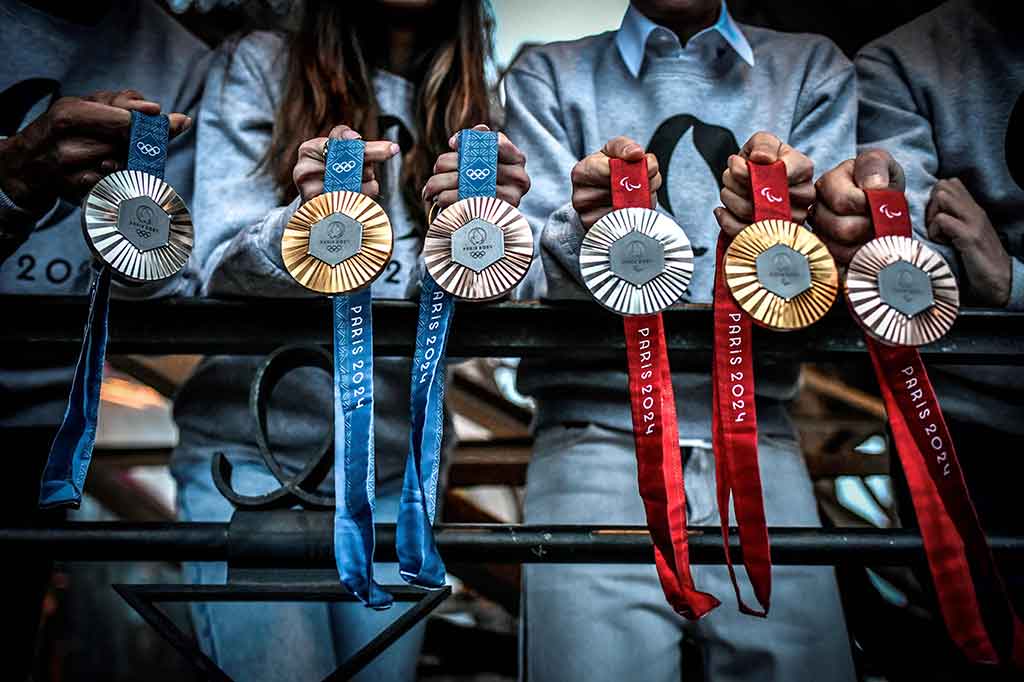 Sebanyak 5.084 medali emas, perak, dan perunggu untuk Olimpiade Paris akan berbentuk kepingan segi enam yang didesain oleh rumah perhiasan Prancis, Chaumet.
