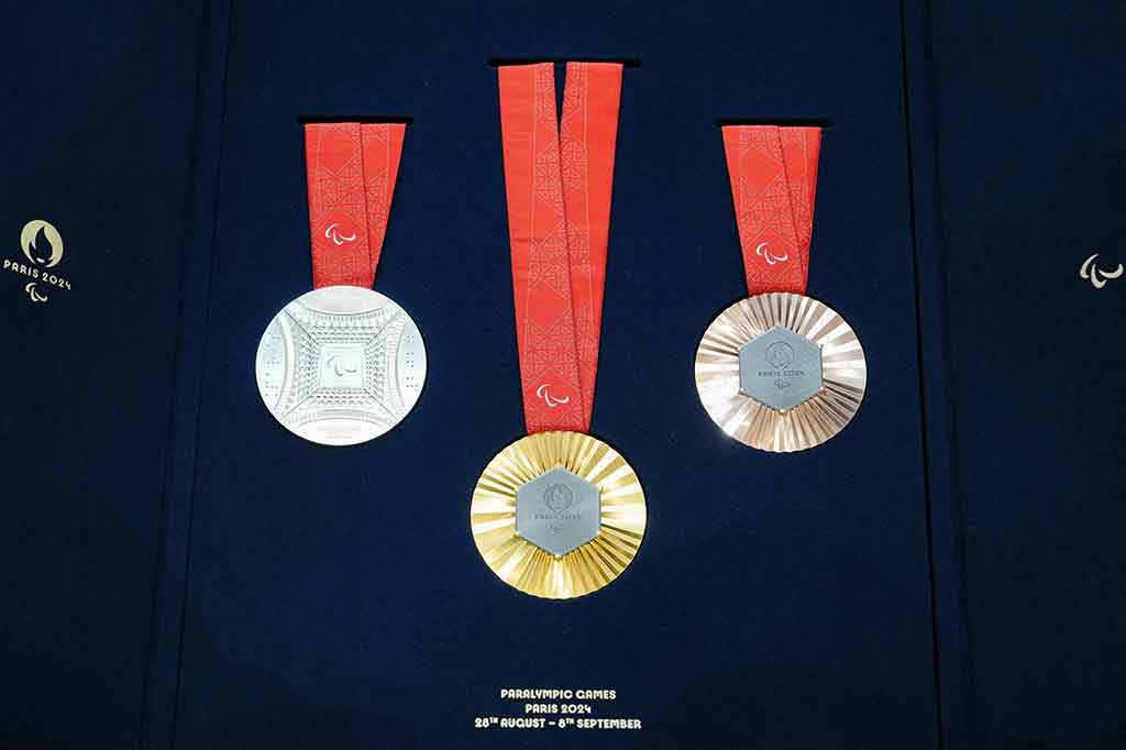 Adapun potongan logam untuk medali diambil dari gudang di Paris yang digunakan untuk menyimpan potongan oleh perusahaan pengelola menara setinggi 330 meter itu.