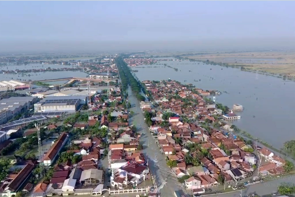 Para sopir harus menginap karena kendaraan terjebak di genangan banjir. Selian melumpuhkan jalur transportasi nasional, banjir juga membuat perekonomian di Pasar Karanganyar Demak terhenti karena terendam banjir hampir 2 meter.