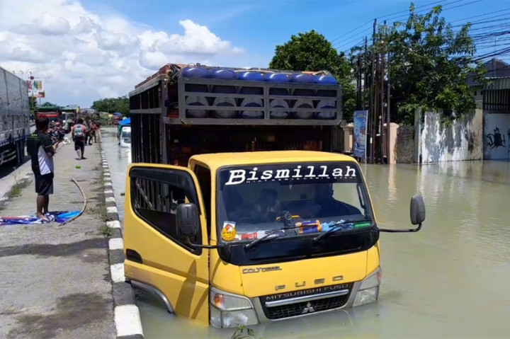 Hingga Jumat pagi kondisi banjir di jalur pantura Demak lumpuh total. Ketinggian banjir yang mencapai dua meter membuat kendaraan terjebak di genangan banjir. Para sopir truk yang kendaraannya terjebak banjir harus rela menginap di lokasi banjir sambil menunggu banjir surut.