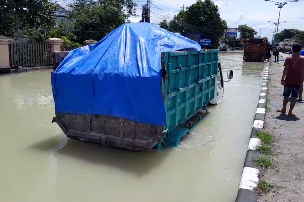 Akbar salah satu sopir expedisi yang akan menuju Jakarta sudah terjabak sejak Kamis, 8 Februari kemarin, karena ketinggian banjir terus naik kendaraan yang di bawa terjebak di genangan banjir. Akibat banjir ini selain rugi waktu dirinya juga harus keluar uang tambahan untuk hidup biaya hidup selama menunggu banjir surut.