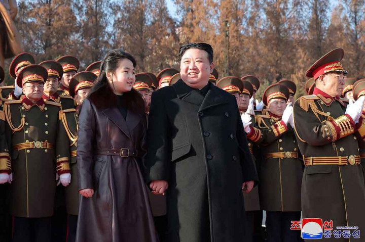 Gambar yang dirilis oleh KCNA pada hari Jumat menunjukkan Kim berpegangan tangan dengan putrinya, Ju Ae, yang menurut beberapa analis sedang dipersiapkan sebagai pemimpin berikutnya di negara terisolasi tersebut.