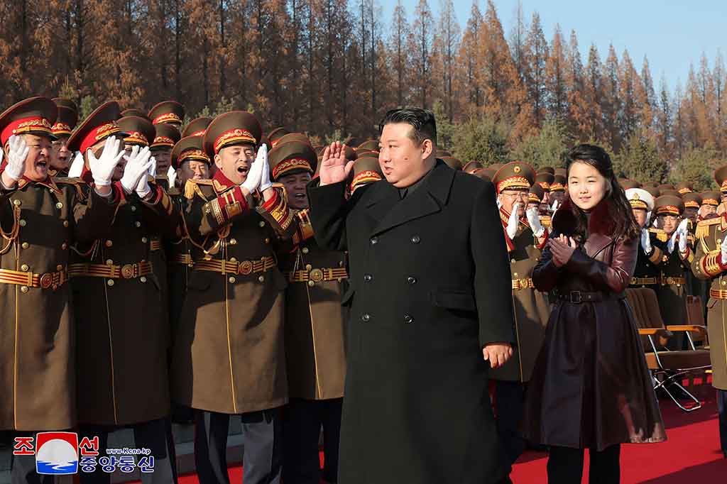 Gambar-gambar tersebut juga menunjukkan pasangan tersebut menerima sorakan antusias dari tentara berseragam militer, serta berpose untuk foto bersama komandan militer.