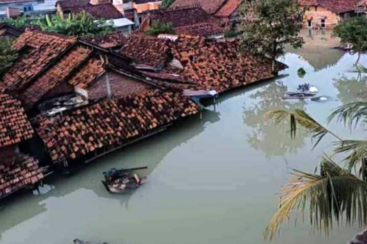 Banjir terjadi akibat jebolnya belasan titik  tanggul Sungai Jratun, Sungai Wulan, Sungai Tuntang, dan Sungai Cabean, sebagai dampak dari hujan deras dari wilayah hulu seperti Kabupaten Semarang, Boyolali dan Salatiga tersebut terjadi sejak Kamis, 8 Februari menjadikan lumpuhnya ruas jalur Pantura Demak-Kudus dan jalan penghubung Demak-Grobogan.