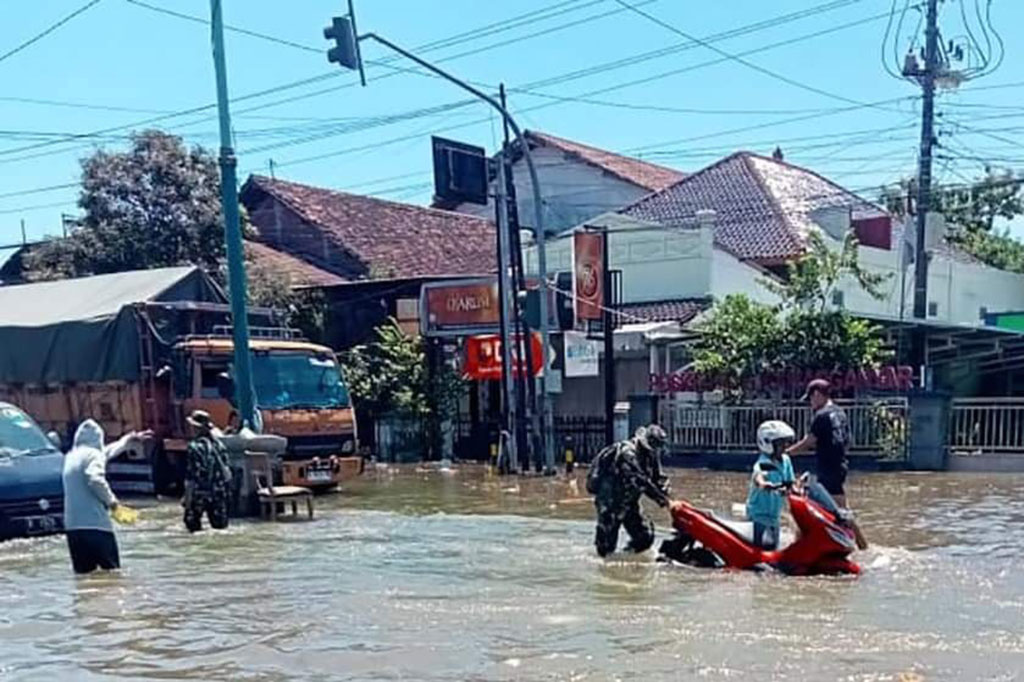 Pemantauan Media Indonesia Jumat, 9 Februari 2024 banjir melanda Kabupaten Demak akibat jebolnya belasan titik tanggul sungai, semakin meluas dari sebelumnya di 24 desa di enam kecamatan, menjadi 30 desa di tujuh kecamatan, sehingga korban terdampak juga semakin meningkat hingga 70 ribu jiwa lebih dan lahan persawahan terendam capai 1.400 hektare.