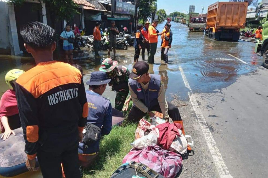 Banjir melanda Kabupaten Demak, Jawa Tengah kian meluas, ratusan keluarga terpaksa dievakuasi dan diungsikan ke daerah yakni Kabupaten Kudus tetangga karena ketinggian air semakin meningkat.