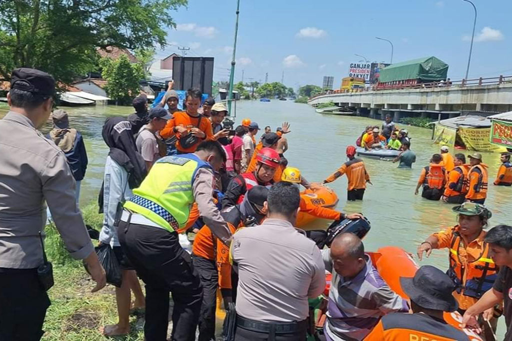 Evakuasi terhadap ribuan jiwa baik oleh petugas gabungan maupun relawan masih terus berlangsung.  Diperkirakan masih banyak warga baik dewasa maupun anak-anak yang bertahan di atas genting karena ketinggian banjir capai tiga meter.