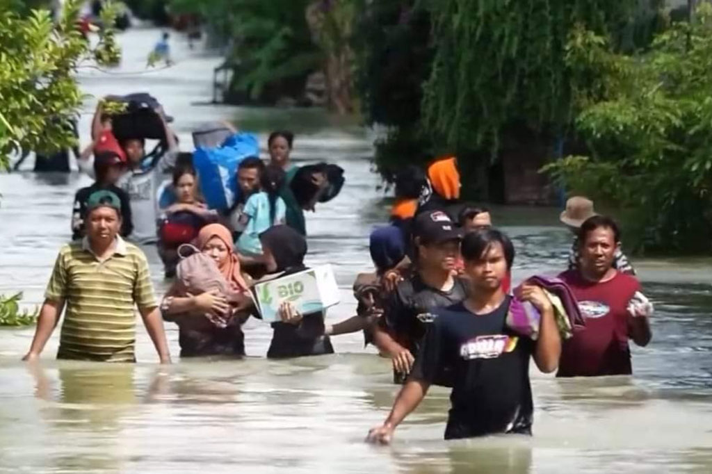 Kondisi warga korban banjir terutama ibu-ibu dan anak-anak, demikian Bergas Catursasi Penanggungan, berada di Karanganyar, Demak cukup memprihatinkan, karena selain kekurangan bahan makanan dan bertahan di atas genting hampir 24 jam lamanya, sehingga menggunakan perahu dilakukan penyisiran untuk dapat mengevakuasi korban.