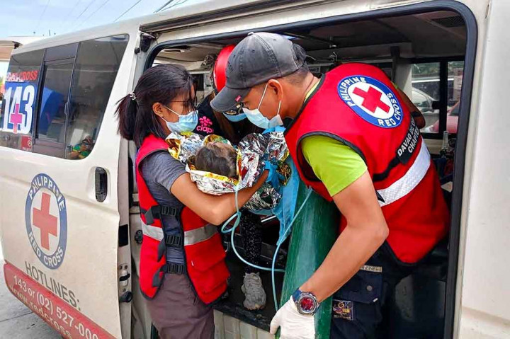 Seorang anak, Jumat, 9 Februari 2024, diselamatkan hampir 60 jam setelah tanah longsor akibat hujan melanda sebuah desa pertambangan emas di Filipina selatan. Bencana alam tersebut menewaskan sedikitnya 11 orang dan menyebabkan lebih dari seratus orang hilang.