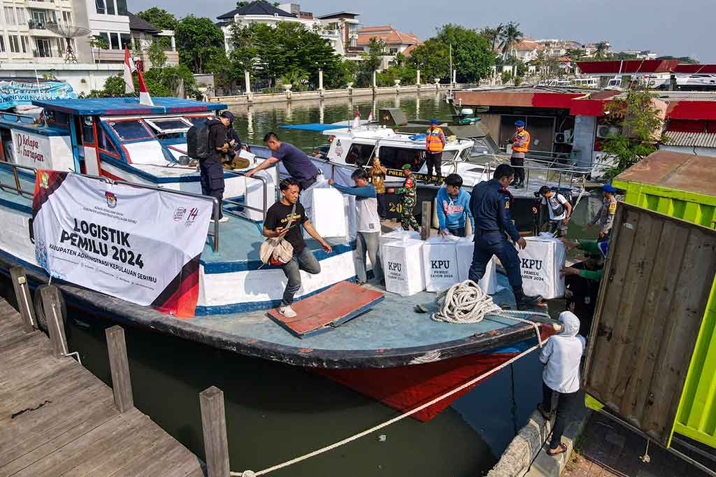 Sebanyak enam kapal mengawal pengiriman logistik Pemilu 2024 dari Dermaga Marina Ancol Jakarta Utara menuju Pulau Pramuka Kabupaten Kepulauan Seribu, Jumat, 9 Februari 2024 pagi.