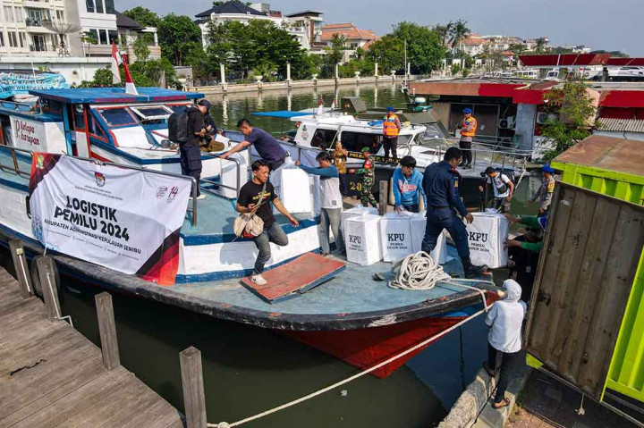 Sebanyak enam kapal mengawal pengiriman logistik Pemilu 2024 dari Dermaga Marina Ancol Jakarta Utara menuju Pulau Pramuka Kabupaten Kepulauan Seribu, Jumat, 9 Februari 2024 pagi.