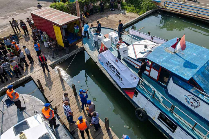 Ia mengatakan pengiriman ke Pulau Seribu ini memang rawan terkendala cuaca karena bulan ini memang masa-masa sering terjadi badai. 