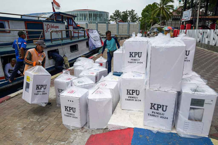 Sementara itu Ketua KPU Kepulauan Seribu, Iman Cahyadi mengatakan logistik pemilu yang dikirim berupa surat suara untuk 22.515 pemilih sebanyak 320 kotak suara dan 320 bilik suara.