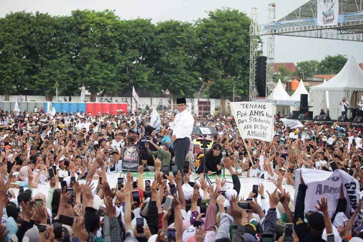 Calon presiden dan wakil presiden nomor urut 1 Anies Baswedan dan Muhaimin Iskandar (AMIN) bersama-sama menghadiri kampanye akbar di Kabupaten Pasuruan, Jawa Timur, Jumat, 9 Februari 2024.