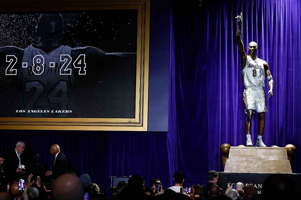 Los Angeles Lakers meluncurkan patung Kobe Bryant dan ditempatkan di area Staples Center, markas tim untuk menghormati sang legenda. Patung setinggi hampir 6 meter tersebut terbuat dari perunggu.