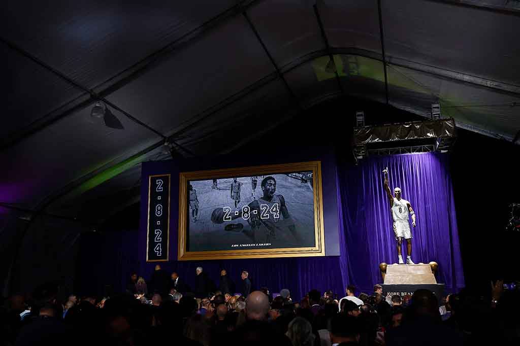 Vanessa, istri Bryant, mengatakan bahwa patung tersebut adalah yang pertama dari tiga patung yang akan dibuat untuk menghormati peraih juara NBA lima kali tersebut. 