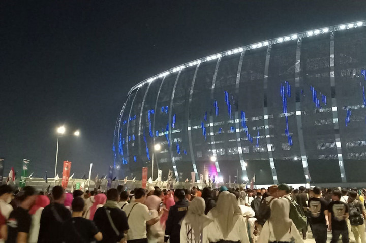 Pantauan Medcom.id, masyarakat sudah tidak bisa berkendara dari Jalan RE Martadinata, karena padat merayap. Mereka turun dari kendaraan masing-masing dan berjalan kaki hingga gerbang JIS sejauh 2,8 km.