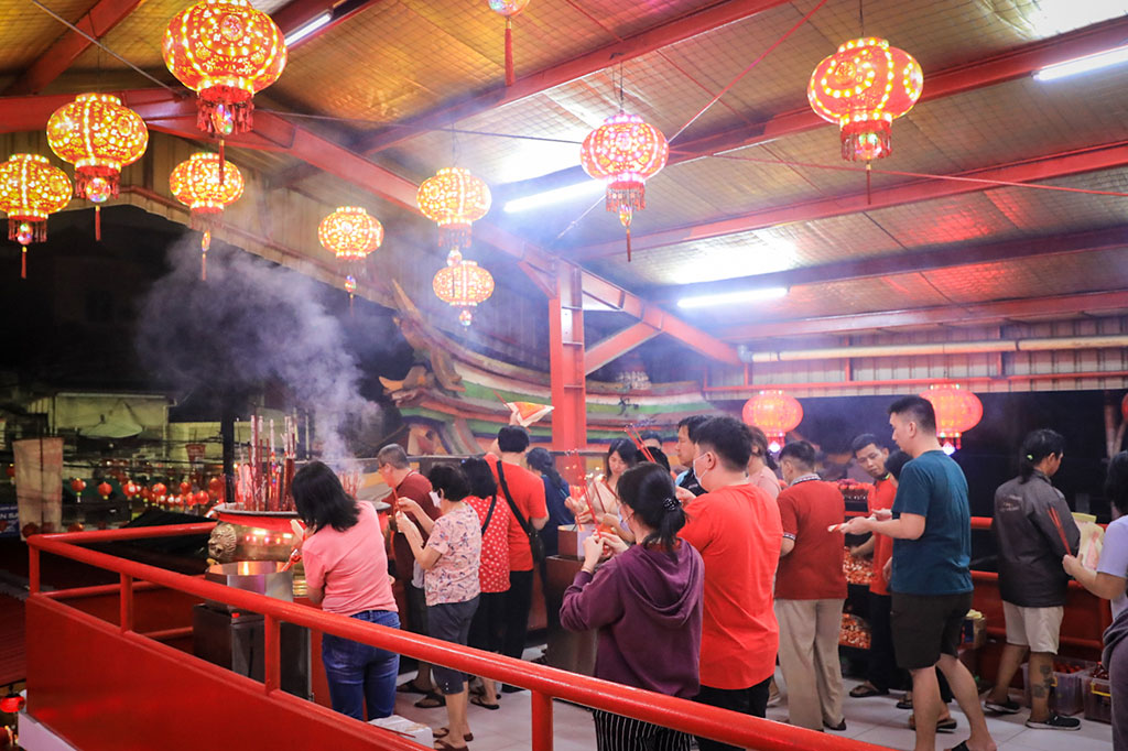 Jelang Tahun Baru Imlek 2024, ratusan warga keturunan Tionghoa memadati Vihara Dharma Bakti, Glodok, Jakarta Barat, Jumat, 9 Februari 2024 malam. Wihara akan melayani ibadah mulai pada hari ini hingga Sabtu, 10 Februari.