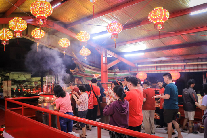 Jelang Tahun Baru Imlek 2024, ratusan warga keturunan Tionghoa memadati Vihara Dharma Bakti, Glodok, Jakarta Barat, Jumat, 9 Februari 2024 malam. Wihara akan melayani ibadah mulai pada hari ini hingga Sabtu, 10 Februari.