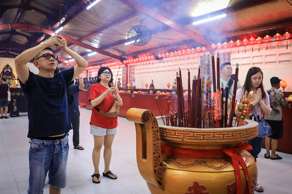Pihak aparat keamanan TNI-Polri, hingga organisasi masyarakat juga ikut dalam menjaga keamanan ibadah di lingkungan Vihara.