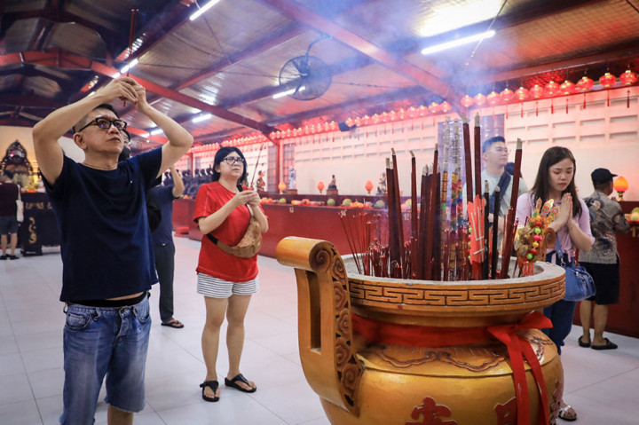 Pihak aparat keamanan TNI-Polri, hingga organisasi masyarakat juga ikut dalam menjaga keamanan ibadah di lingkungan Vihara.
