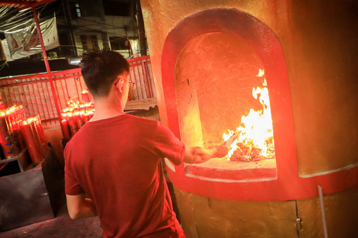 Jumat, wihara akan melayani ibadah selama 24 jam, sedangkan Sabtu melayani ibadah hingga pukul 21.00 WIB.