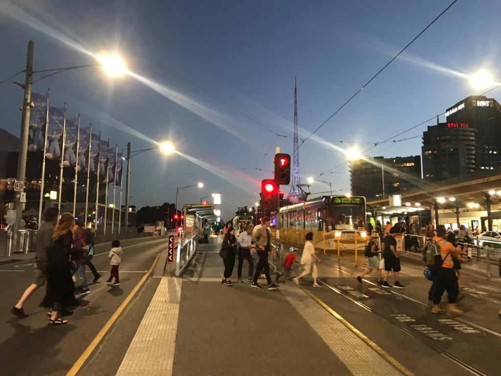 Satu hal menarik dari Melbourne, Australia adalah keberadaan trem di tengah jalan mereka. Itu bukanlah sebuah sembarangan kendaraan transportasi.