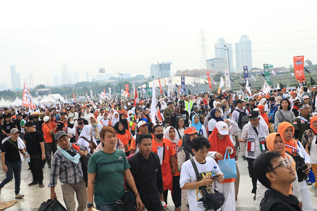 Massa pendukung calon presiden dan wakil presiden nomor urut 1 Anies Baswedan dan Muhaimin Iskandar (AMIN) masih memadati area luar Stadion Jakarta International Stadium (JIS), untuk menghadiri kegiatan kampanye yang bertajuk Kumpul Akbar. Sementara kapasitas di dalam stadion telah penuh sesak.