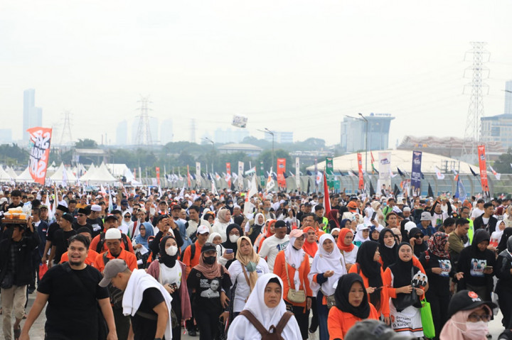 Mayoritas massa yang menggunakan pakaian berwarna putih tersebut memadati JIS dari segala penjuru dengan berjalan kaki. Kendaraan baik roda dua maupun roda empat, dalam jarak sekitar satu kilometer sudah tidak bisa mengakses kawasan JIS dari arah selatan.