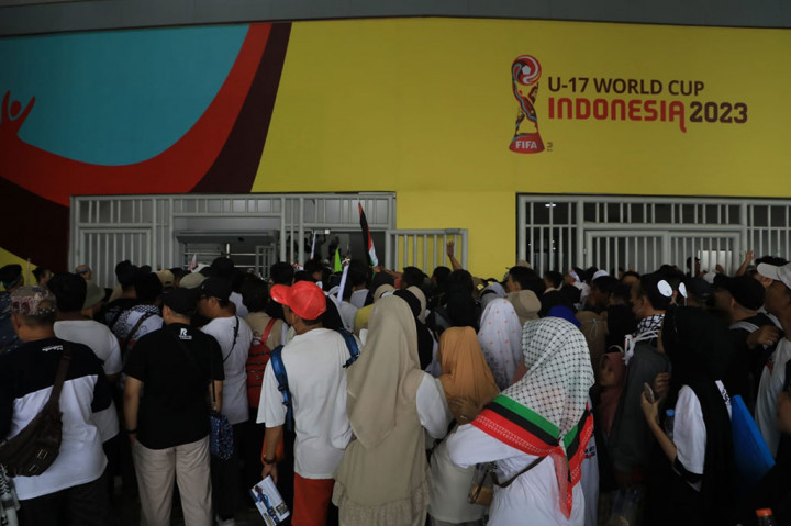 Selain itu, sebagian massa juga sudah memasuki area dalam Stadion JIS. Massa tersebut juga membawa alat peraga kampanye, di antaranya bendera, spanduk, hingga pernak pernik bertuliskan AMIN.